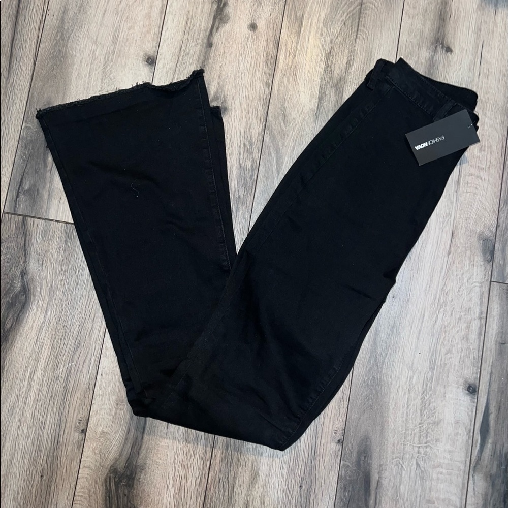 BRAND NEW W/ TAGS!!! Fashion Nova Black Flare Jeans- Size 11